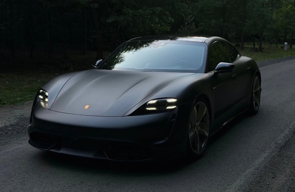 Porsche Taycan 2023 — оренда в Одесі